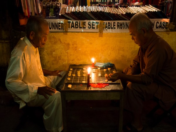 No Blackout Could Stop These 2 From Their Chess Fix